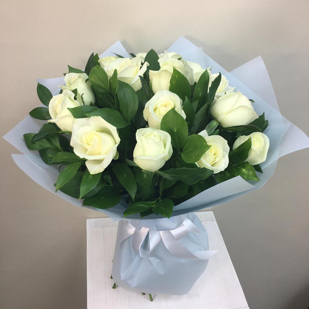 Букет 15 Белых роз Проуд в Курждипскую