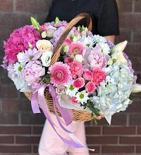 Композиция солнечный день в Курждипскую Цветочная композиция из Розы, Хризантемы, Пионы и Лизиантусы в корзине в Курждипскую