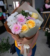 Букет цветов из:  Герберы, Розы и Хризантемы в Курждипскую
