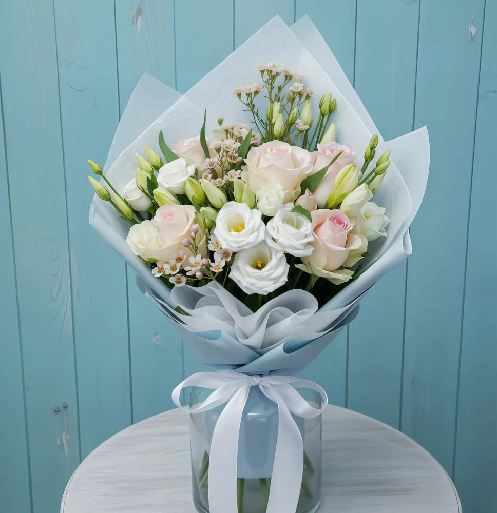 Букет цветов из: Розы и Лизиантусы в Курждипскую