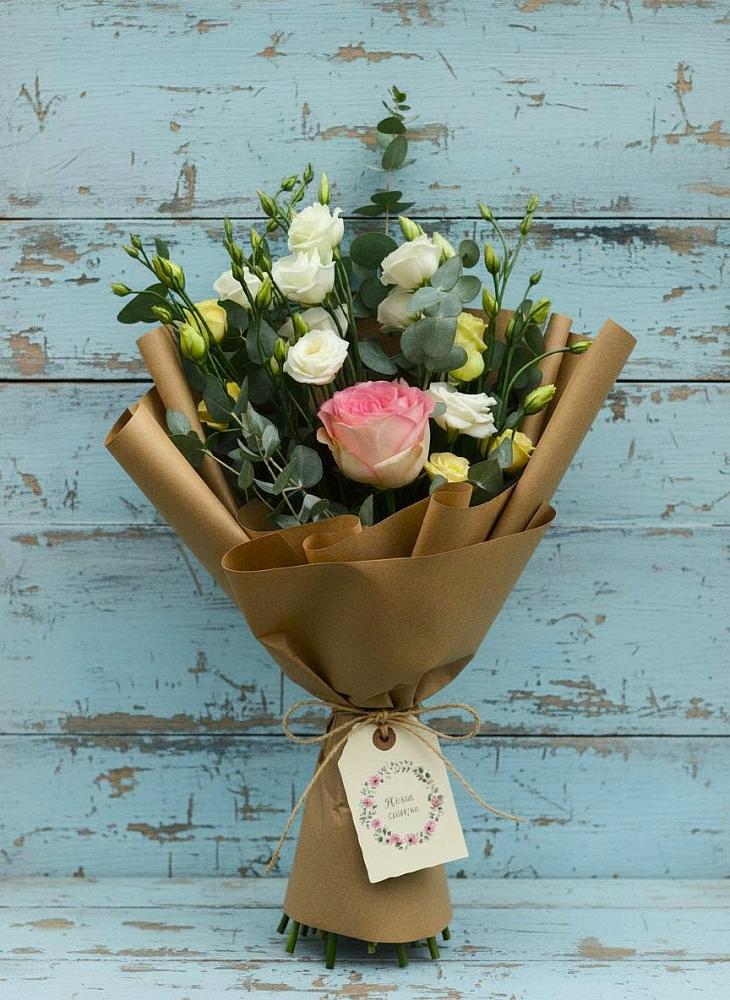 Букет цветов из: Розы и Лизиантусы в Курждипскую