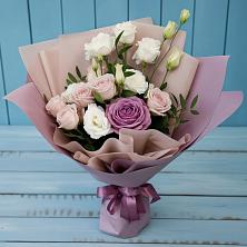 Букет цветов из:  Розы и Лизиантусы в Курждипскую