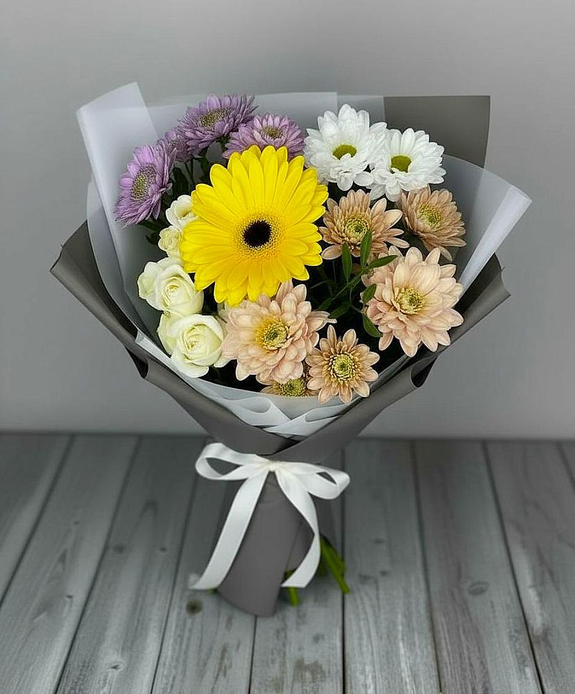 Букет цветов из: Розы, Герберы и Хризантемы в Курждипскую