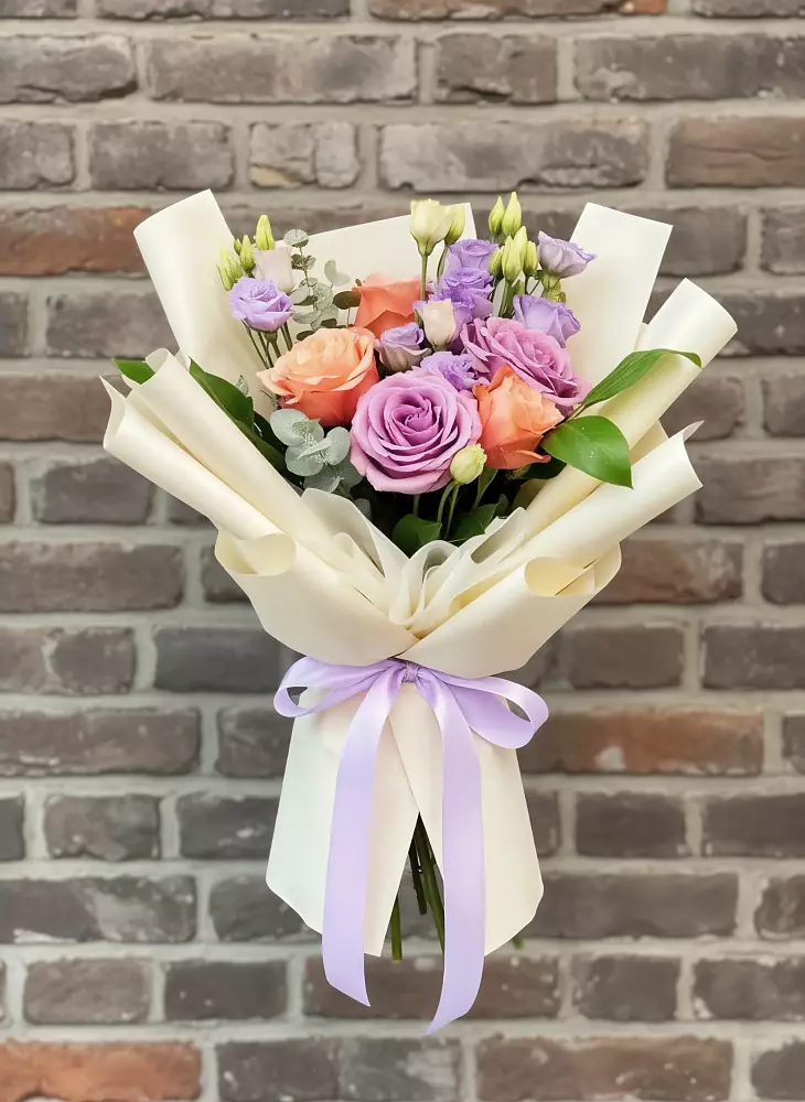 Букет цветов из: Лизиантусы и Розы в Курждипскую