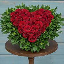 Цветочная композиция из Розы в виде сердца в Курждипскую