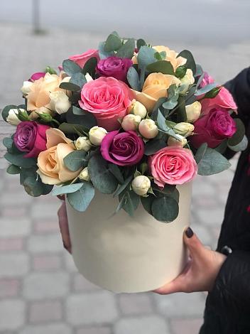 Цветочная композиция из Розы в шляпной коробке в Курждипскую