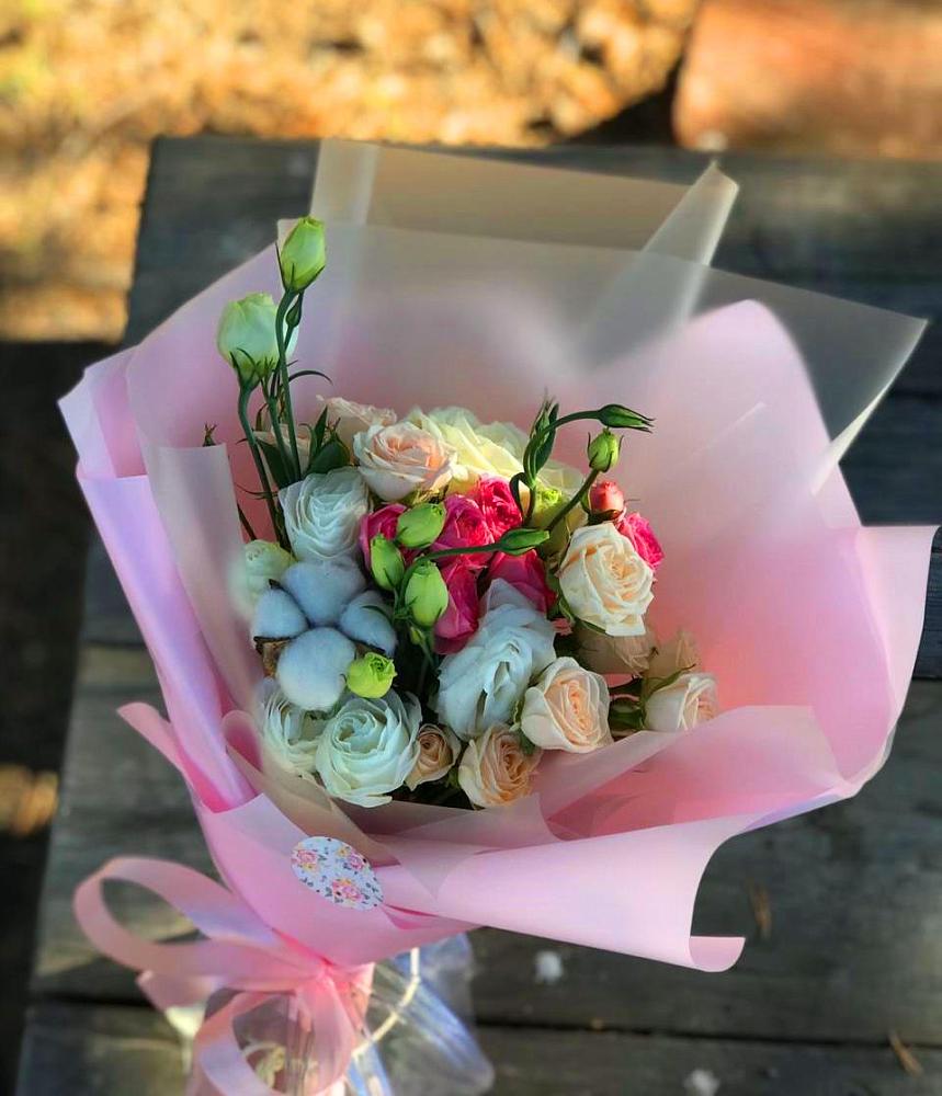 Букет цветов из: Розы и Лизиантусы в Курждипскую