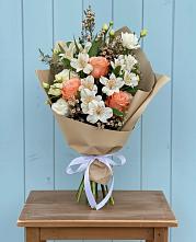 Букет цветов из:  Альстромерии, Лизиантусы, Розы и Хризантемы в Курждипскую