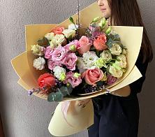 Букет цветов из:  Розы, Лизиантусы и Гвоздики в Курждипскую