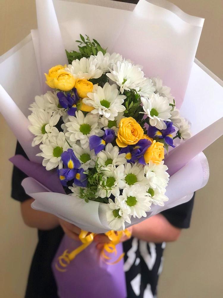 Букет цветов из: Ирисы, Хризантемы и Розы в Курждипскую