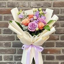 Букет цветов из:  Лизиантусы и Розы в Курждипскую