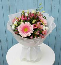 Букет цветов из:  Герберы, Альстромерии и Лизиантусы в Курждипскую
