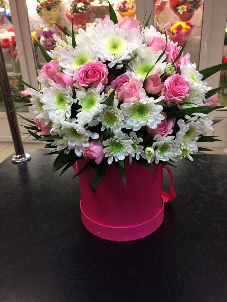 Цветочная композиция из Розы и Хризантемы в шляпной коробке в Курждипскую