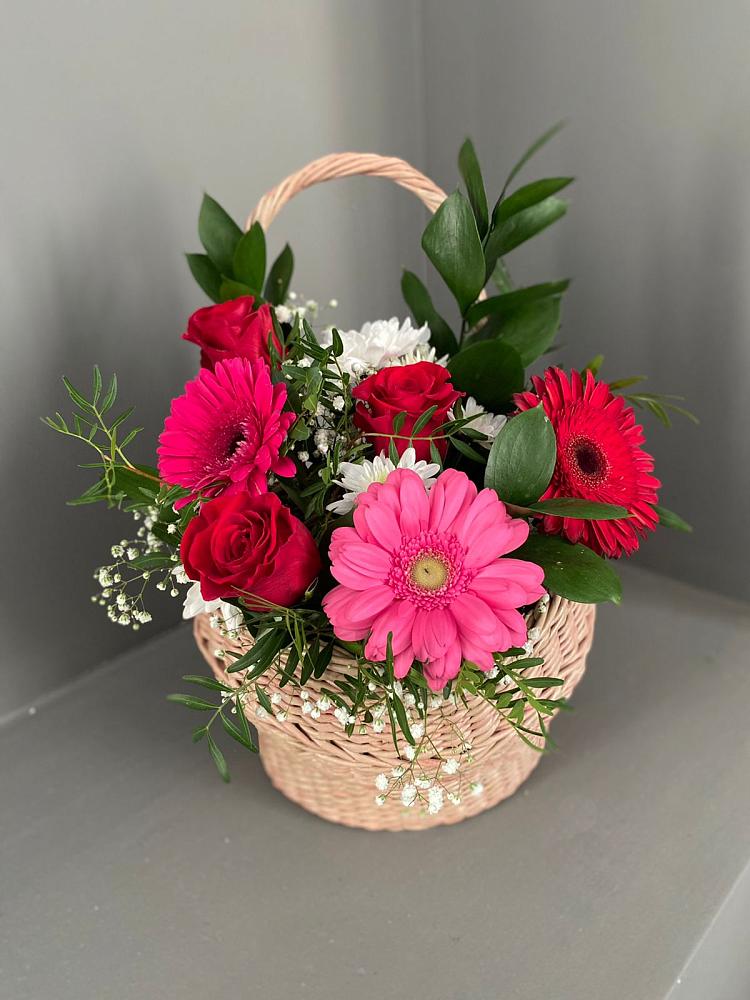 Цветочная композиция из Розы, Хризантемы и Герберы в корзине в Курждипскую