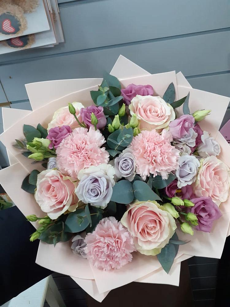 Букет цветов из: Розы, Гвоздики и Лизиантусы в Курждипскую