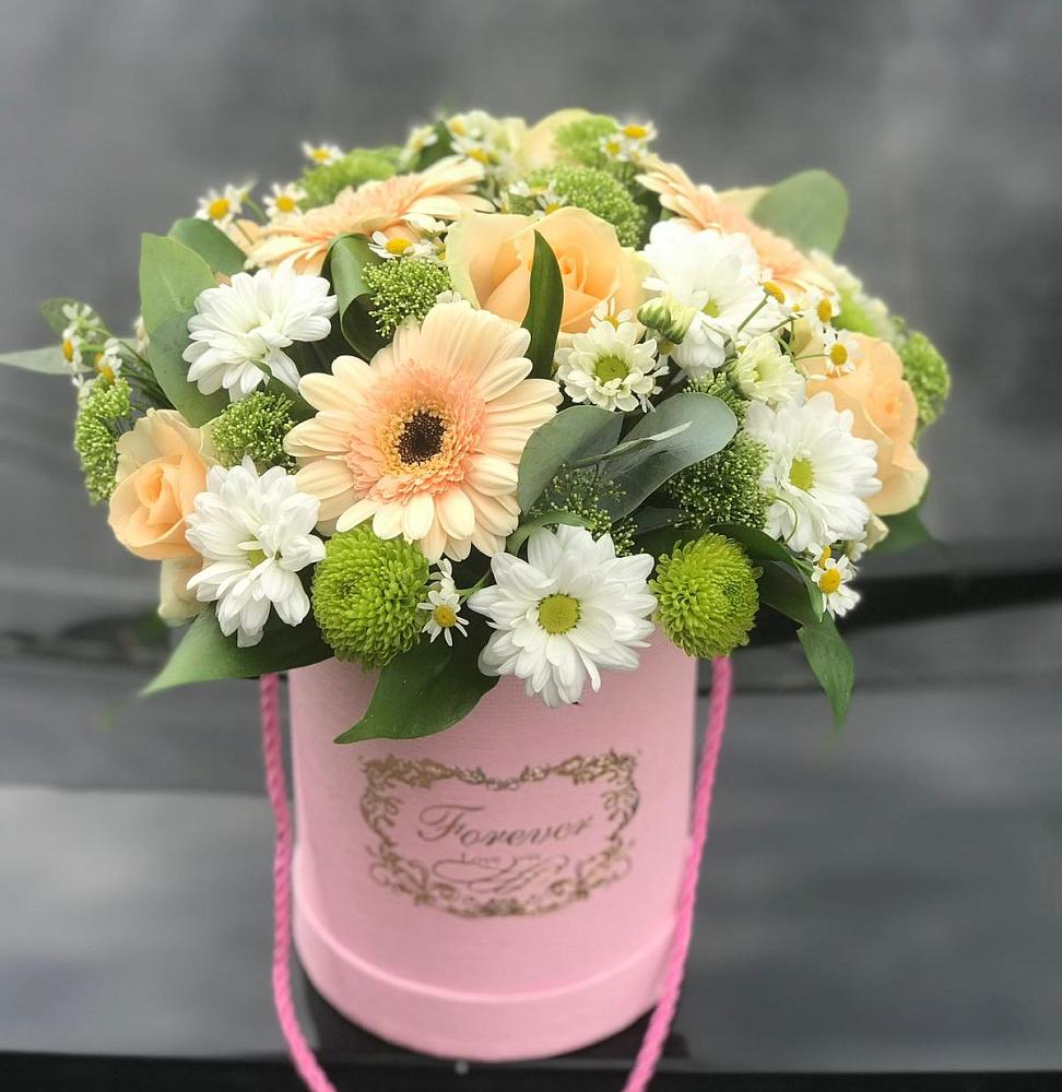 Цветочная композиция из Розы, Герберы и Хризантемы в шляпной коробке в Курждипскую