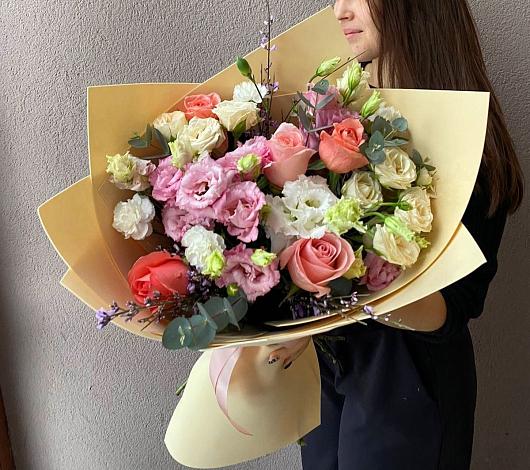 Букет цветов из: Розы, Лизиантусы и Гвоздики в Курждипскую