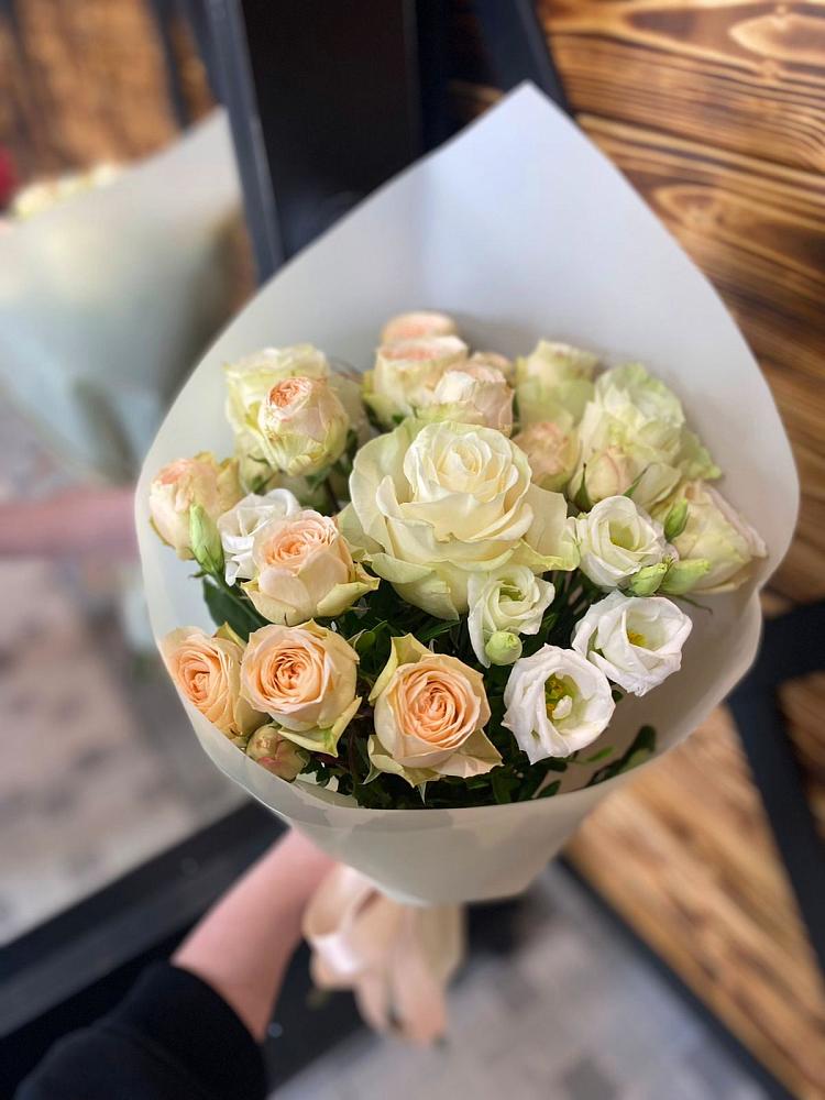 Букет цветов из: Розы и Лизиантусы в Курждипскую