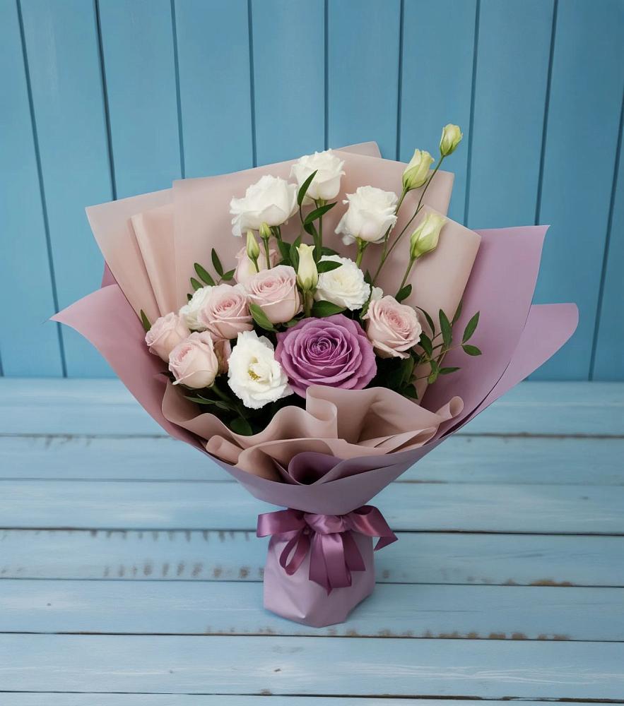 Букет цветов из: Розы и Лизиантусы в Курждипскую